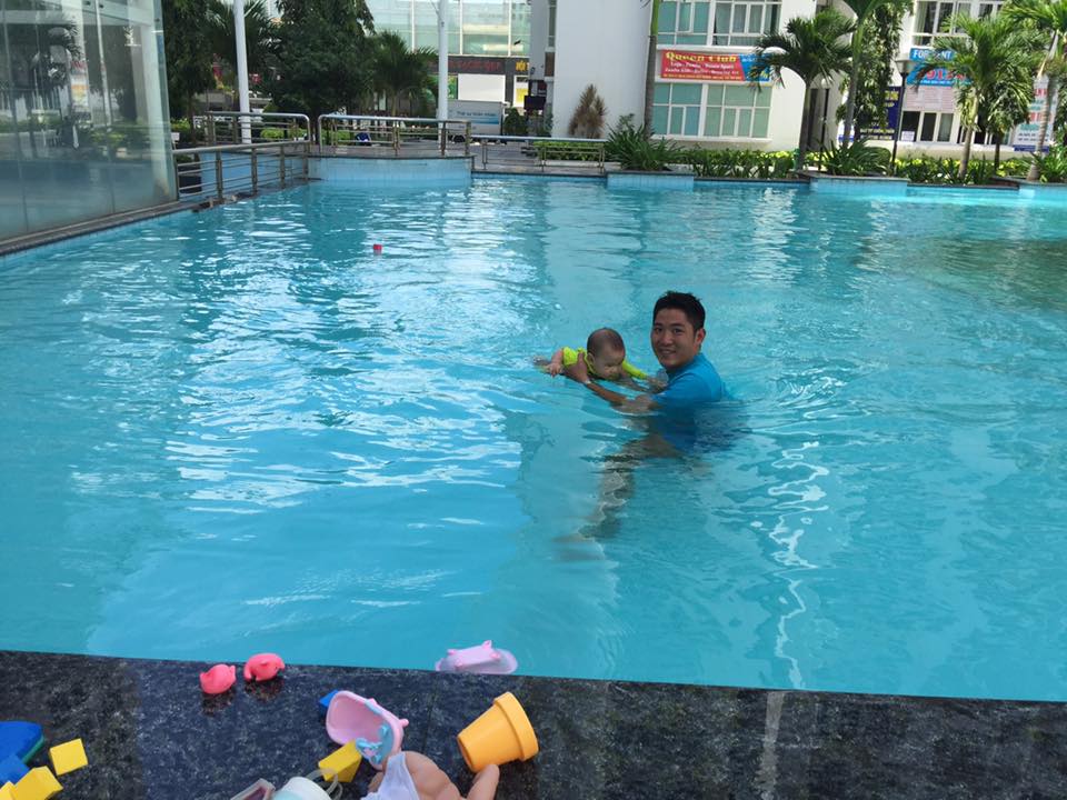 Lợi ích không ngờ của việc tập bơi cho trẻ sơ sinh